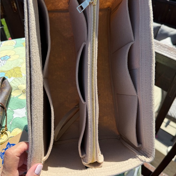 Louis Vuitton Artsy MM Monogram Bag - Picture 8 of 16